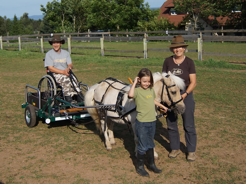 Pony Sissko, Rollstuhlfahrer Nico, Eva Wassmer vom Pony Team und Heidi Behringer